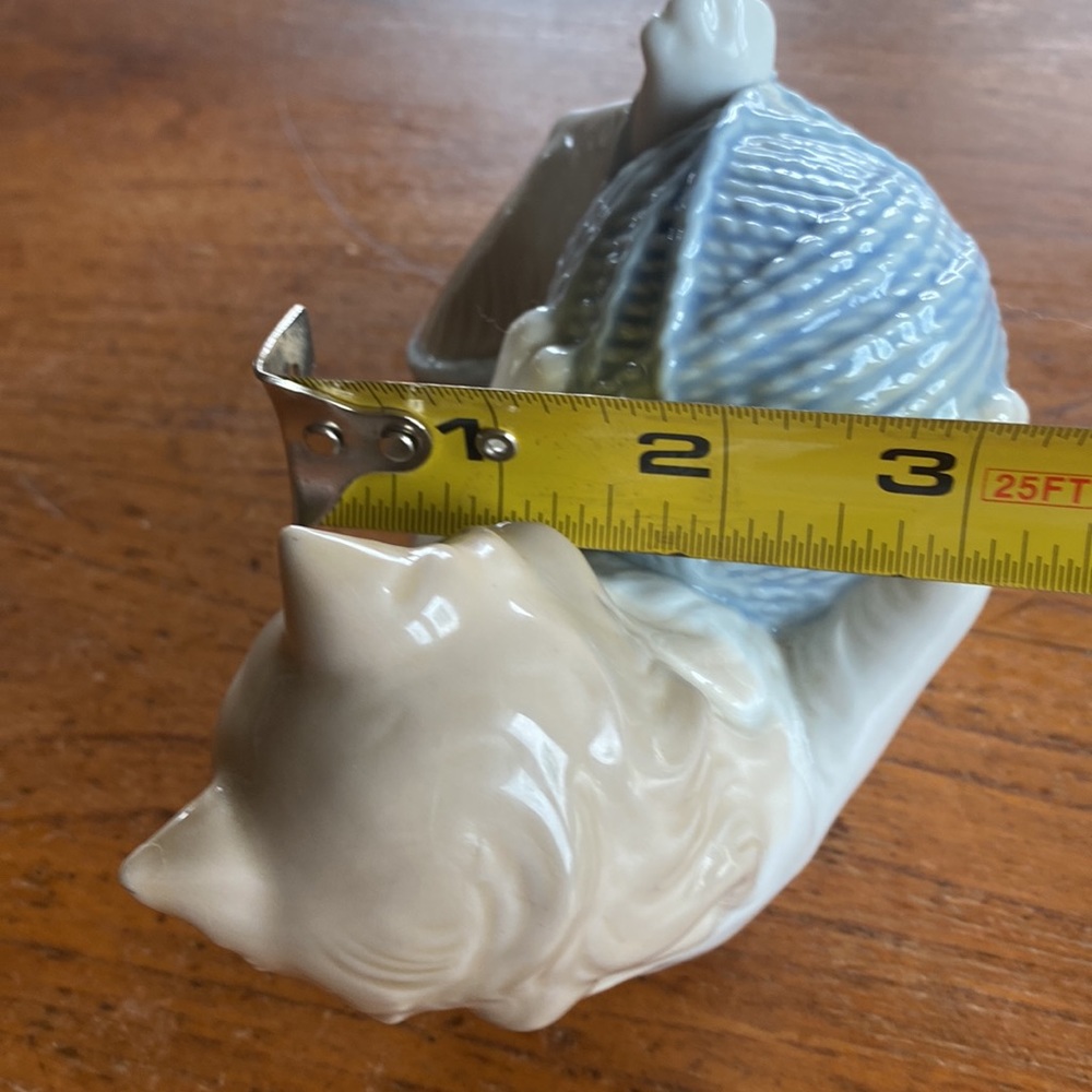Vintage 1989 NAO by Lladro porcelain cat playing with ball of yarn figurine - Picture 7 of 11